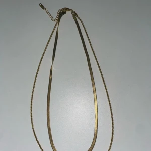 Vattentåligt och guld pläterat  - Halsband i mycket fint skick som endast används ett fåtal gånger. Halsbandet är vattentåligt och guld pläterat. Finns på andra sidor.