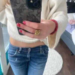 Jätte fina tiger of Sweden jeans 💓💓 jag skulle säga att de passar som 34/36