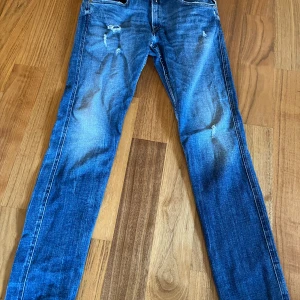 Replay jeans  - Riktigt snygga Replay anbass jeans i storlek W32 L34. En rikgit skön färg men lite slitningar