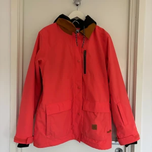 Korall färgad snowboard jacka  - Knappt använd snowboard/skidjacka i stark korall färg