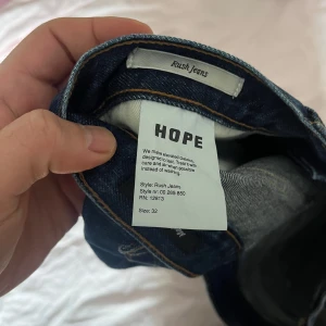 Hope Rush Jeans - Storlek 32 köpte dessa för några veckor sedan utan att testa dem ordentligt och satte inte som jag hade tänkt mig. Nypris 2300 kr fast säljer dessa för 1500 kr. Dessa byxor har använts en gång.