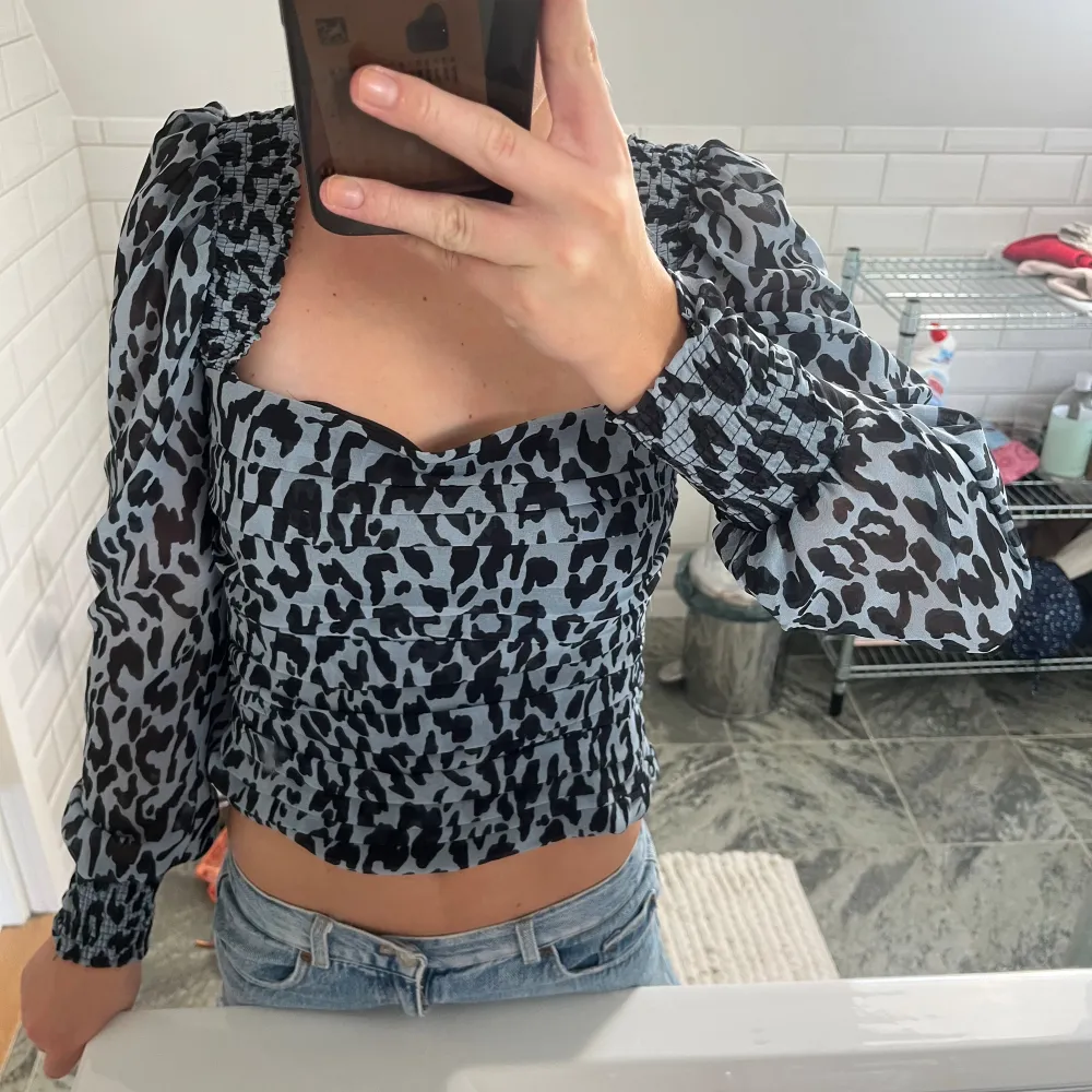 Super fin blå/svart leopard topp med puffarm🩵. Toppar.