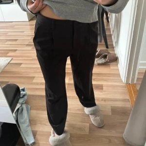 Kostymbyxor  - Kostymbyxor i loose fit, strl 36. Uppsydda av mig så passar någon som Max är 158 cm lång 
