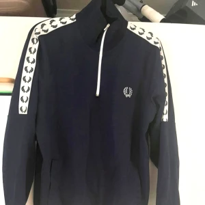 Fred Perry-tröja - Säljer min Fred Perry-tröja i väldigt bra skick i storlek M.