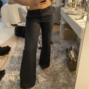 Randiga kostymbyxor  - Snygga kostymbyxor som inte kommer till användning 