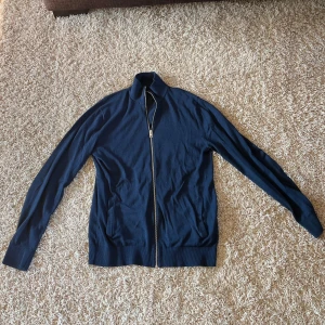 Zip up jack & Jones - Blå skön zip up från jack & Jones, perfekt t hösten 🔥 strl: M