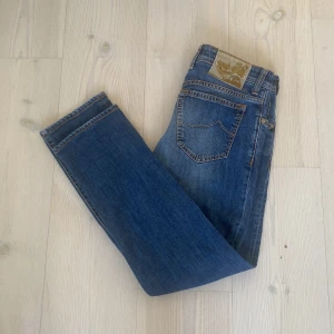 Jacob Cohen Jeans - Säljer nu dessa feta Jacob Cohen Jeans då de var för små. Passformen är 688 C, slimfit. Skicket är riktigt bra bara att lädret är lite slitet vid midjan. Storleken är 31 men skulle säga att de passar mer 29/30. Skriv för frågor och prisförslag! 