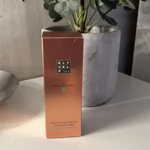 Helt oanvänd och oöppnad!  Body oil, från rituals.  Tryck helst inte köp direkt utan hör av dig, om frågor eller intresse. ☺️