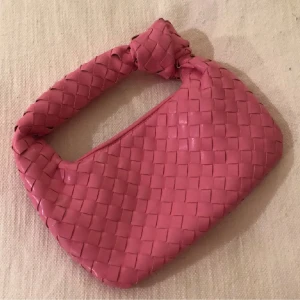 Rosa väska - Säljer denna rosa väska pågrund av att jag håller på att samla till ett par skor. Köpte den här på plick därav är bilderna inte mina men det är samma väska och har aldrig använt den. Väskan är i superskick❤️ 