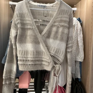 Kofta med knyte  - Så fin omlottkofta nu till hösten/vinter som inte längre säljs i butik eller online. jätte skön och helt ny! Men tyvär inte kommit till användning. Storleken är S. Nypris är ungefär 450kr💕 skriv för frågor!