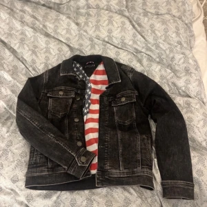 Jeansjacka  - Supersnygg jeansjacka från Tommy hillfiger. Superbra skick!!💗