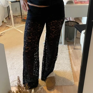 Spetsbyxor  - Säljer dessa jättesnygga spetsbyxorna ifrån Design By Si då de inte kommer till användning. Endast använda 1 gång i perfekt skick! Inbygda shorts! Storleken är xs/s men passar också m