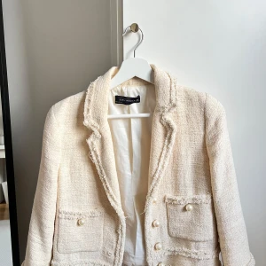 Beige jacka 🤍🤍 - Superfin Blair Waldorf jacka som passar perfekt nu till hösten 🤎🤎
