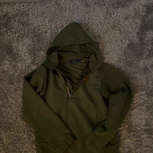 Ralph lauren jacka - Skit snygg ralph lauren jacka i 9/10 skick. Använts fåtal gånger förra hösten! Passar både s och xs 