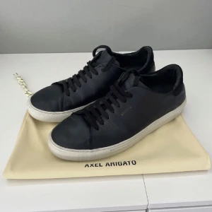 Axel arigato clean 90 - Säljer dessa stilrena Axel arigato skor till rätt pris eller bytes på andra skor! Skick 9/10 riktigt fin sula. Nypris:2500kr