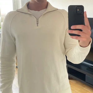 Half zip sweatshirt - Half zip tröja, Cream White, från Brother ”East West”.   Skick 9/10, sällan använd!  Storlek: S  Nypris: 899kr  Hör av dig vid funderingar!
