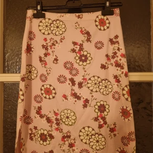 Blommig kjol från HPO Collection - Vintage Y2k pink flower skirt fromHPO Collection in size 38/40. All items have been stored in a box and need to be washed by the buyer .