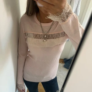 Stickad tröja med spets  - Säljer denna såååå fina tröja med spets detaljer som jag köpte på en second hand i Frankrike💓materialet är så mjukt och den är i superbra skick