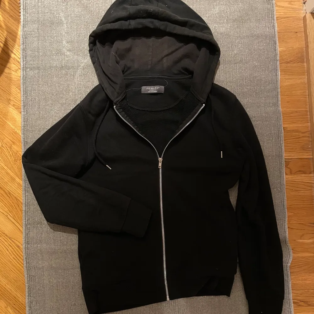 Säljer denna stilrena zip hoodie då den blivit för liten. För mer frågor och bilder kom privat.. Hoodies.