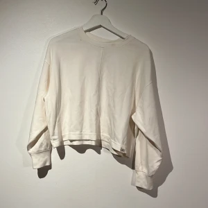 Sweatshirt  - Vit sweatshirt i jätteskönt material Aldrig använd tyvärr