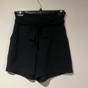 Shorts - Jättesöta svarta shorts med rosett i fram Resår i bak