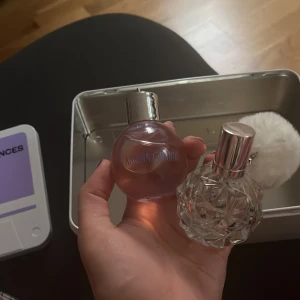 Ariana grande set/ari  - Ari set med duschtvål och parfym. Duchtvålen är helt oanvänd och oöppnad men parfymen är lite använd. Boxen ingår 