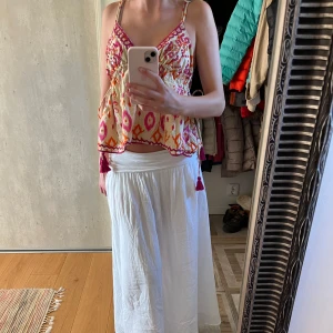 Färgglad broderad linne topp - Säljer en fin linne topp med färgglatt broderi, då jag inte tyckte om passformen. Perfekt för sommardagar! Den är nästan ny, jag har endast provat den! Däremot har den en liten fläck på insidan som inte syns på utsidan, vet ej vart fläcken kom ifrån