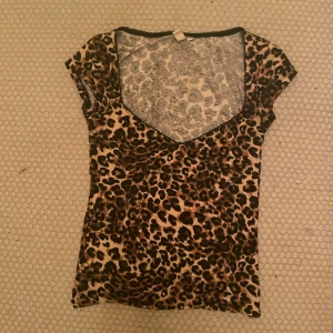 Leopard topp nelly - Säker denna topp från Nelly i leopard som är oanvänd💕hör av er vid fler frågor💕
