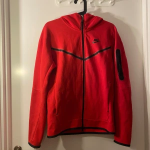 Nike tech  - Säljer röd nike tech, den är knappt använd. Den har inga märken på användning förutom att den e pytte lite nopprig typ på vissa ställen men de kan jag fixa. (OBS kan gå ner i pris)!!