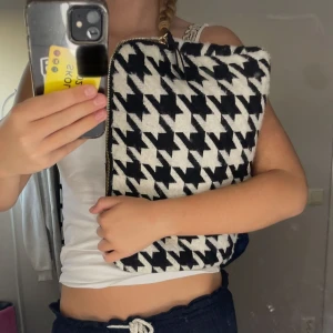 Datafodral  - Ett datafodral från hm använt några gånger och det syns men ändå ganska bra skick!🙏🏻💓skriv om ni vill ha några andra bilder🫶🏻