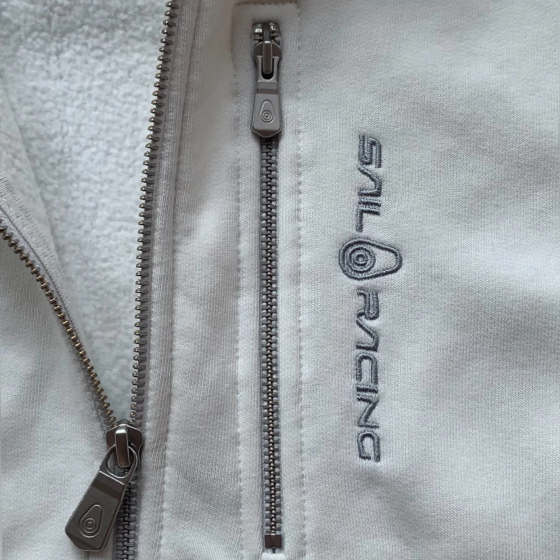 Vit hoodie från Sail Racing - 92