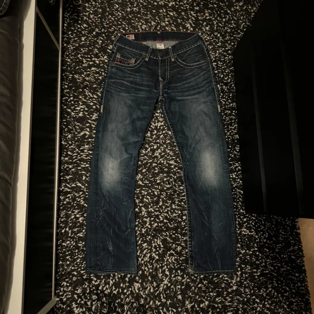 Riktigt feta trueys i väldigt bra skick. Skriv om ni undrar nå mer och skicka gärna bud!. Jeans & Byxor.