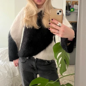 Stickad tröja - Så så så fin vit och svart stickad tröja från other stories som är helt slutsåld. Tröjan är i jättebra skick och är sparsamt använd!