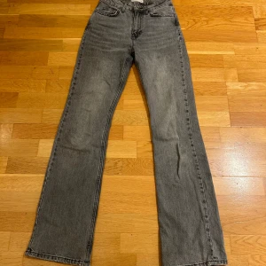 Grå bootcut jeans - Säljer dessa superfina bootcut/flare jeans från Gina tricot! Innerbenslängden är 80 och midjemåttet är 31