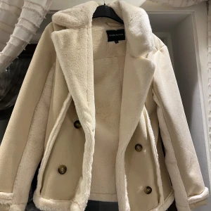 Höst/vinterkappa - Säljer min kappa eftersom jag inte använder den längre. Fungerar både till hösten och vintern. Ser jättefin ut när den är på och är köpt från Paris/Frankrike