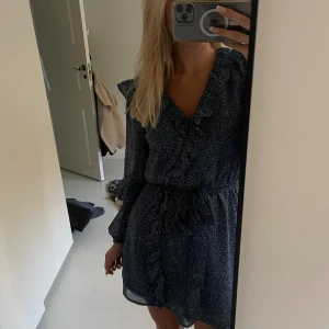 Klänning - Säljer denna söta klänning med knyte i midjan från Lindex!💙