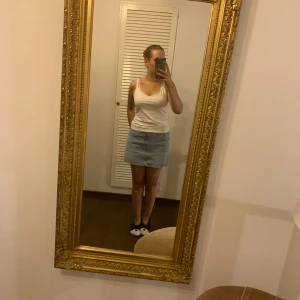 Levi’s jeanskjol  - Jätte snygg jeanskjol från Levi’s! 😻”Icon skirt” Storlek 30, skulle rekommendera för någon som brukar bära L. Använd 2 gånger så är som ny! ❤️