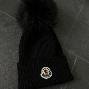 Moncler mössa - Äkta Moncler mössa inga defekter skit fin🤍