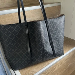 By malene birger  - Säljer denna så fina och användbara väska, rymlig och passar till de flesta tillfällerna.🤩