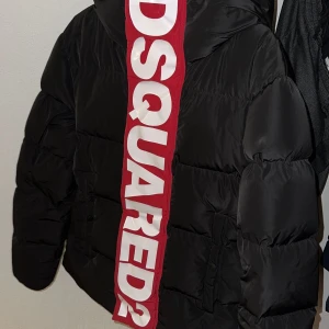 Vinterjacka - Dsquared2 pufferjacket, köpt hos Thernlunds i Stockholm. Storlek 46 dvs S/M nypris(11999) säljes för 6000