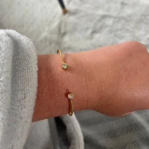 Carolin svedbom  - Säljer detta så fina och enkla armbandet, kommer inte till användning och är använt Max 2 gånger😊💗