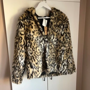 Päls jacka - Säljer denna pälsjacka, köp gärna med köp nu❤️