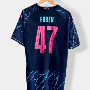 Phil Foden 2023/24 Third kit Manchester (M) - ”Phil Foden”    Man City 23/24 Size:M Tröjan är oanvänd och kommer med nya taggar. Replika.  Skriv gärna vid frågor!