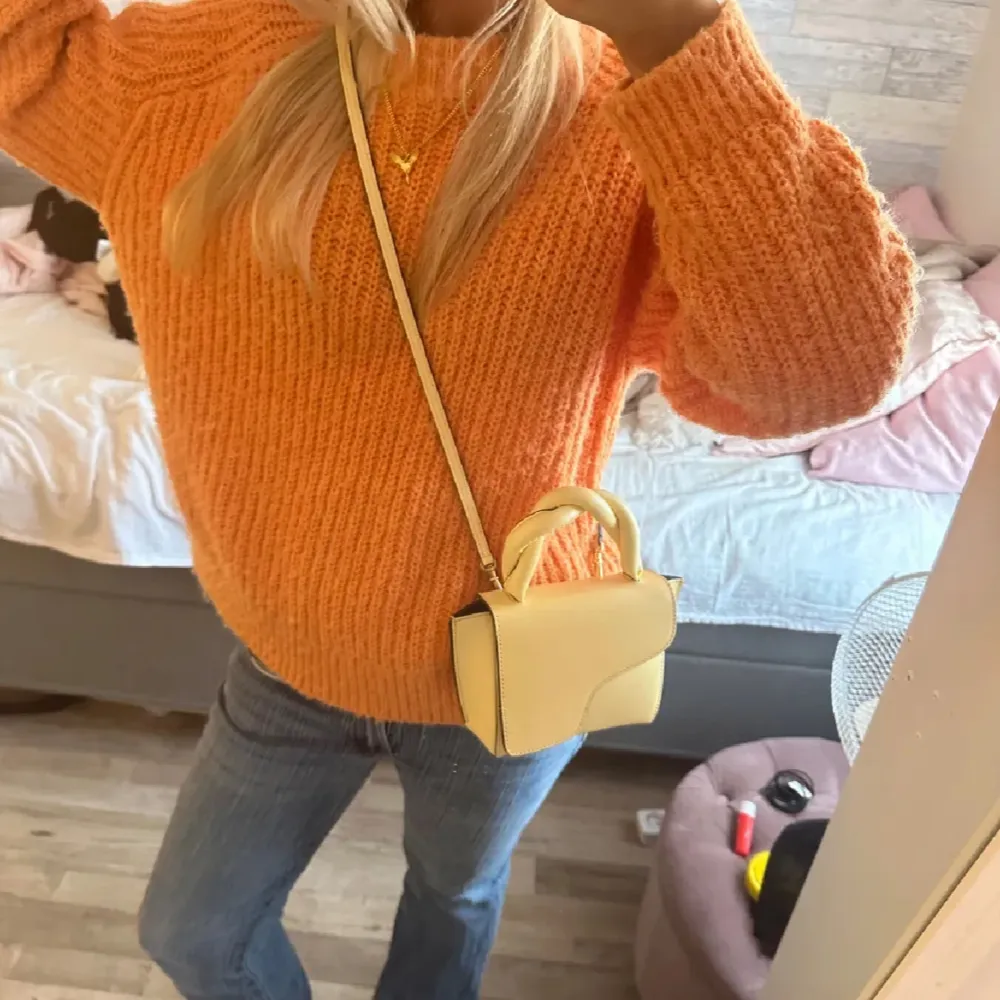 Säljer en superfin väska från ATP Atelier. Den har en unik design med ett vridet handtag och en asymmetrisk flik framtill. Väskan är gjord i skinn och har en stilren look som passar perfekt till både vardag och fest. Nyskick! Inga defekter. 💕. Laukut & Käsilaukut.