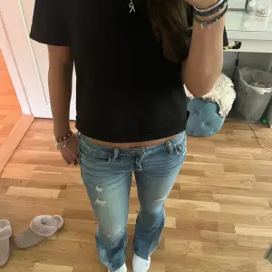 Supersnygga lågmidjade bootcut jeans från hollister. Innerbenslängden är 78cm och midjemåttet är 36cm rakt över, de är även ganska tretchiga. Skriv gärna för fler frågor eller bilder❤️