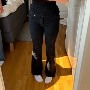 Låg-midjade Junkyard bootcut jeans  - Jeansen är i mycket bra skick och har varit väl omhändertagna.