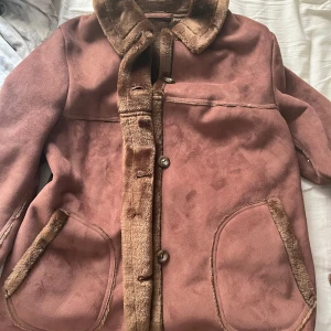 Mocka jacka - En fin mocka jacka.  Ej sliten. Köpte på en dyrare second hand i stockholm. Skriv för intresse eller diskution av pris! 