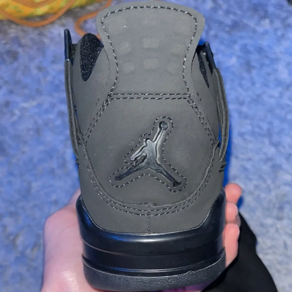 Säljer dessa helt nya oanvända Jordan 4 black cats för att de inte passar mig. De är helt nya och original boxen följer med.. Skor.