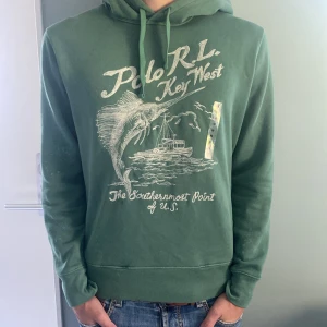 Ralph Lauren hoodie - Sjukt eftertraktad hoodie från Polo Ralph Lauren!     Skick 10/10 aldrig använd med alla tags kvar     Modellen är 180 70 kg      Perfekt nu till hösten🍂🍁
