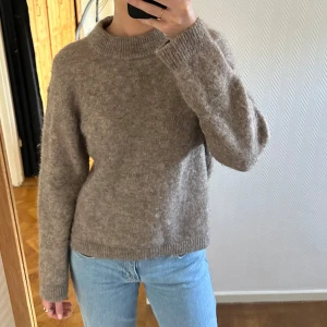 Stickad tröja  - Stickad tröja i alpacka och ull från hm!! Har ett litet hål vid vänster ärm, inget som syns när man har den på sig🥰